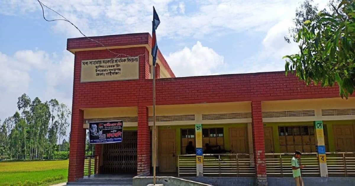 শোক দিবসে জাতীয় পতাকা অর্ধনমিত না রাখার অভিযোগ