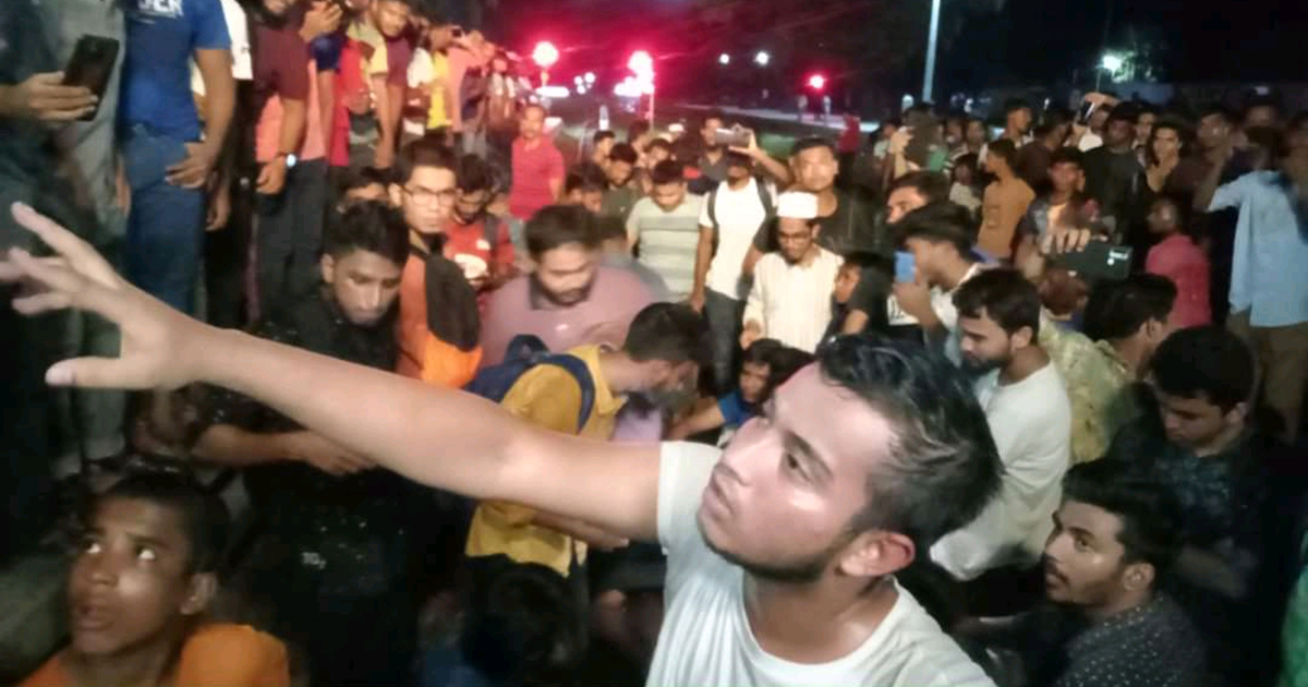 ছাত্রদের মারধর করায় ট্রেন অবরোধ, দুই টিটিই বরখাস্ত