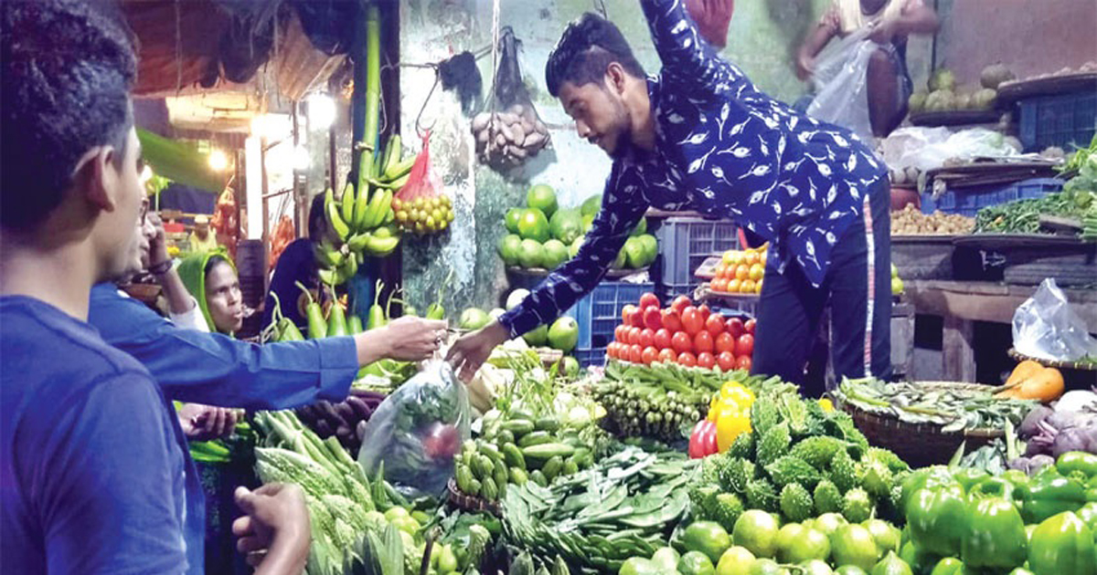 বাজারের চড়া মূল্য থেকে যেভাবে সংসারের খরচ বাঁচাবেন