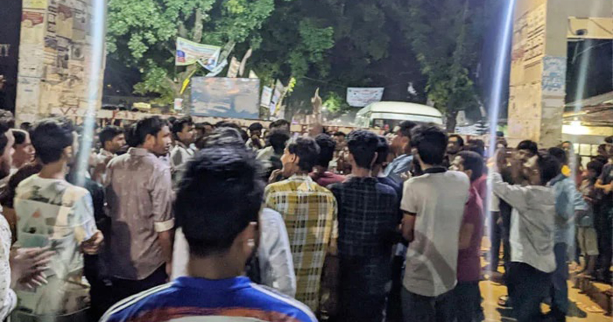 চবিতে ছাত্রলীগ কর্মীকে পেটালেন অটোরিকশাচালক