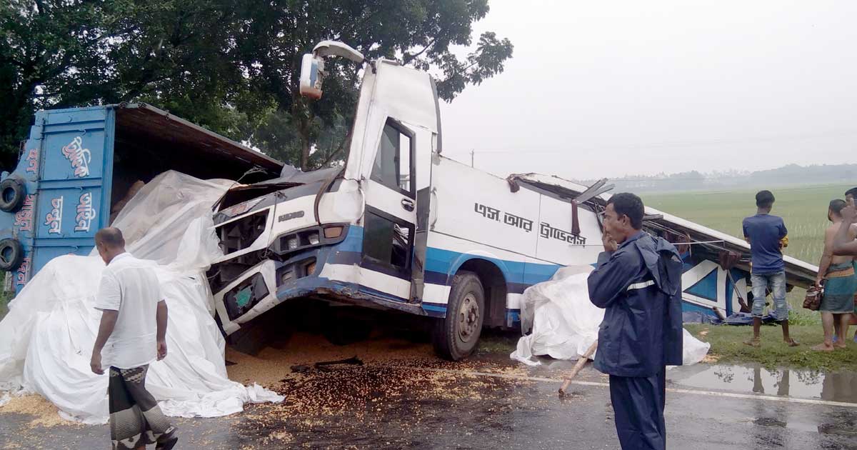 ফুলবাড়ীতে বাস-ট্রাকের মুখোমুখি সংঘর্ষ, বাসচালকসহ নিহত ২
