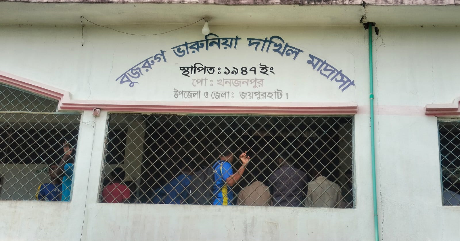 একাধিক ছাত্রীকে হয়রানির অভিযোগে দুই শিক্ষক আটক