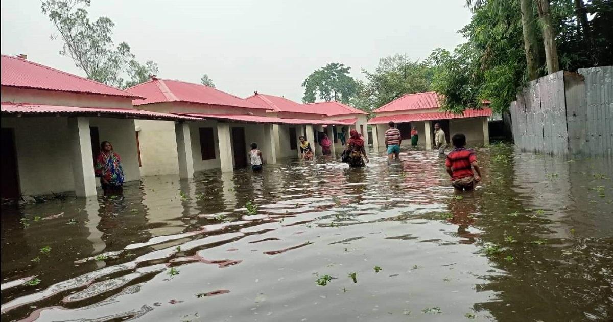 পানিতে ‘ভাসছে’ উপহারের ঘর