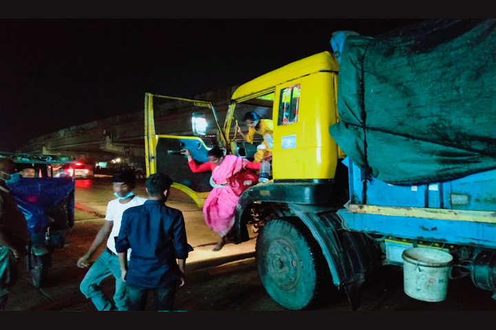 শিল্প-কারখানা খোলার ঘোষণায় ঝুঁকি নিয়ে ফিরছেন শ্রমিকরা