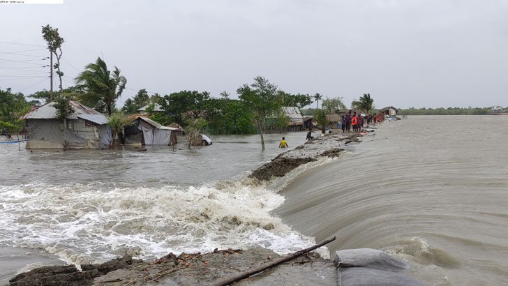 জলোচ্ছ্বাসে মায়ের কোল থেকে ভেসে গেল শিশু