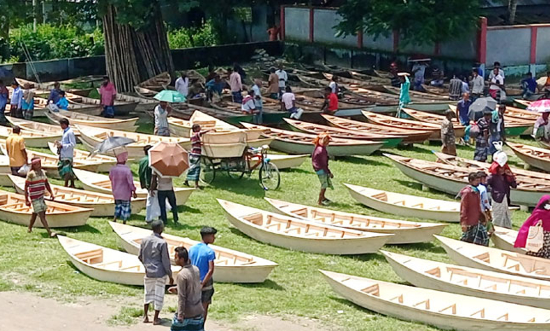 জমে উঠেছে শতবর্ষী নৌকার হাট