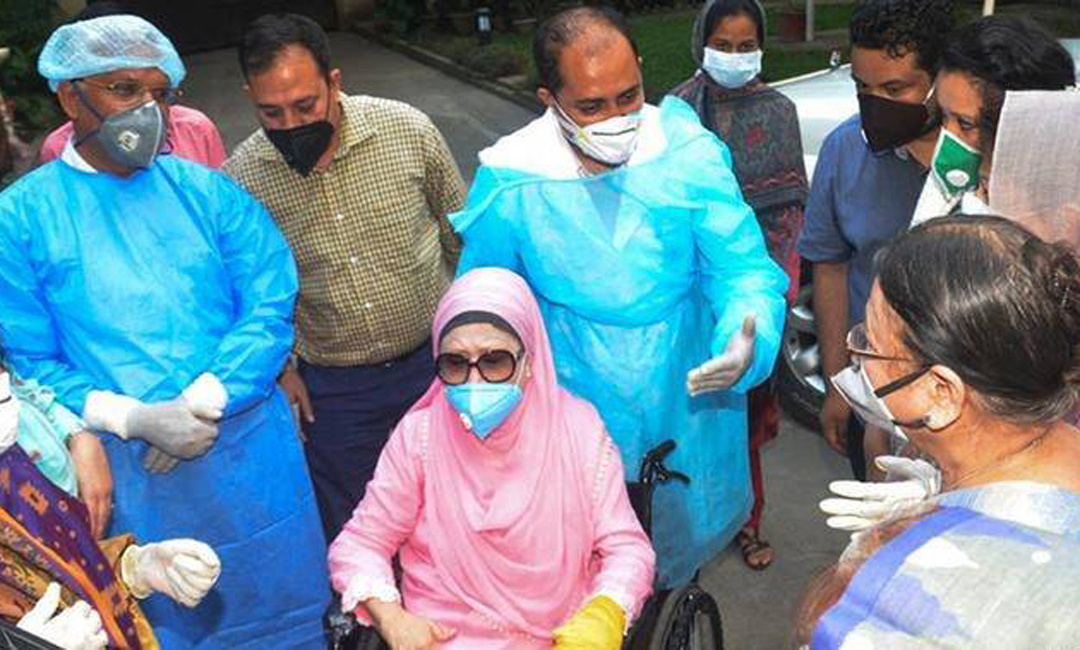 কেন্দ্রে নয়, বাসায় টিকা নিতে চান খালেদা