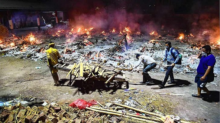 করোনায় ‘বিপর্যস্ত’ ভারত : মৃতদেহ ছিঁড়ে খাচ্ছে কুকুর