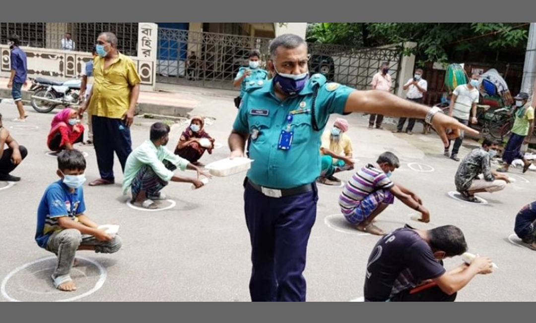 ক্ষুধার্তের মাঝে খাদ্য বিতরণ পুলিশের