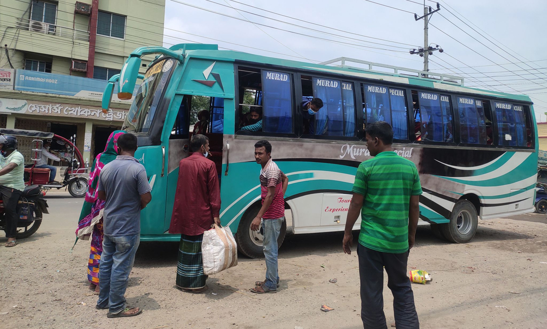 কুড়িগ্রামে যাত্রী শূন্যতায় বাস, নেই স্বাস্থ্যবিধির বালাই