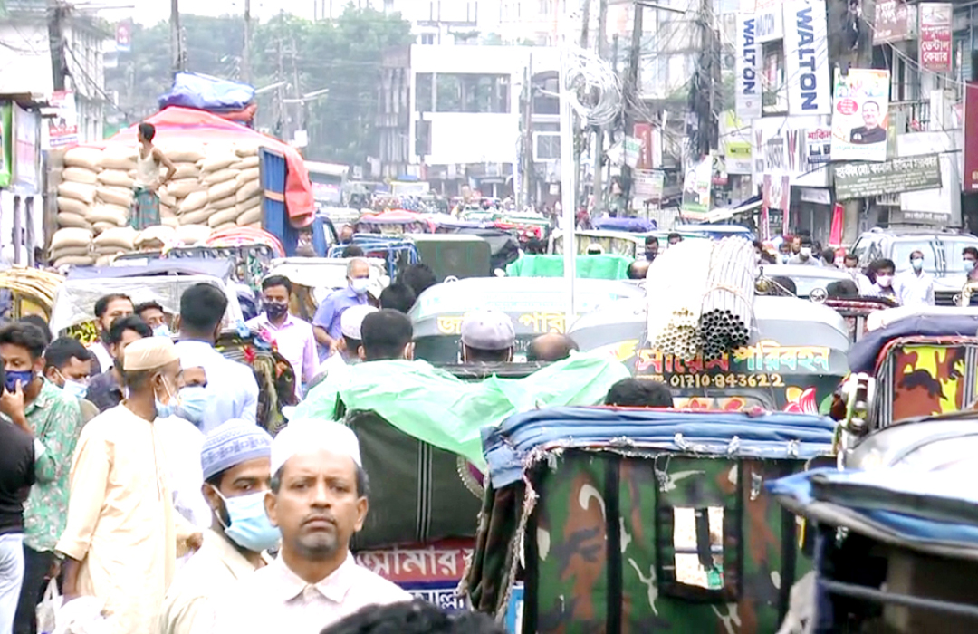 লকডাউনের তৃতীয় দিনেও উপেক্ষিত স্বাস্থ্যবিধি