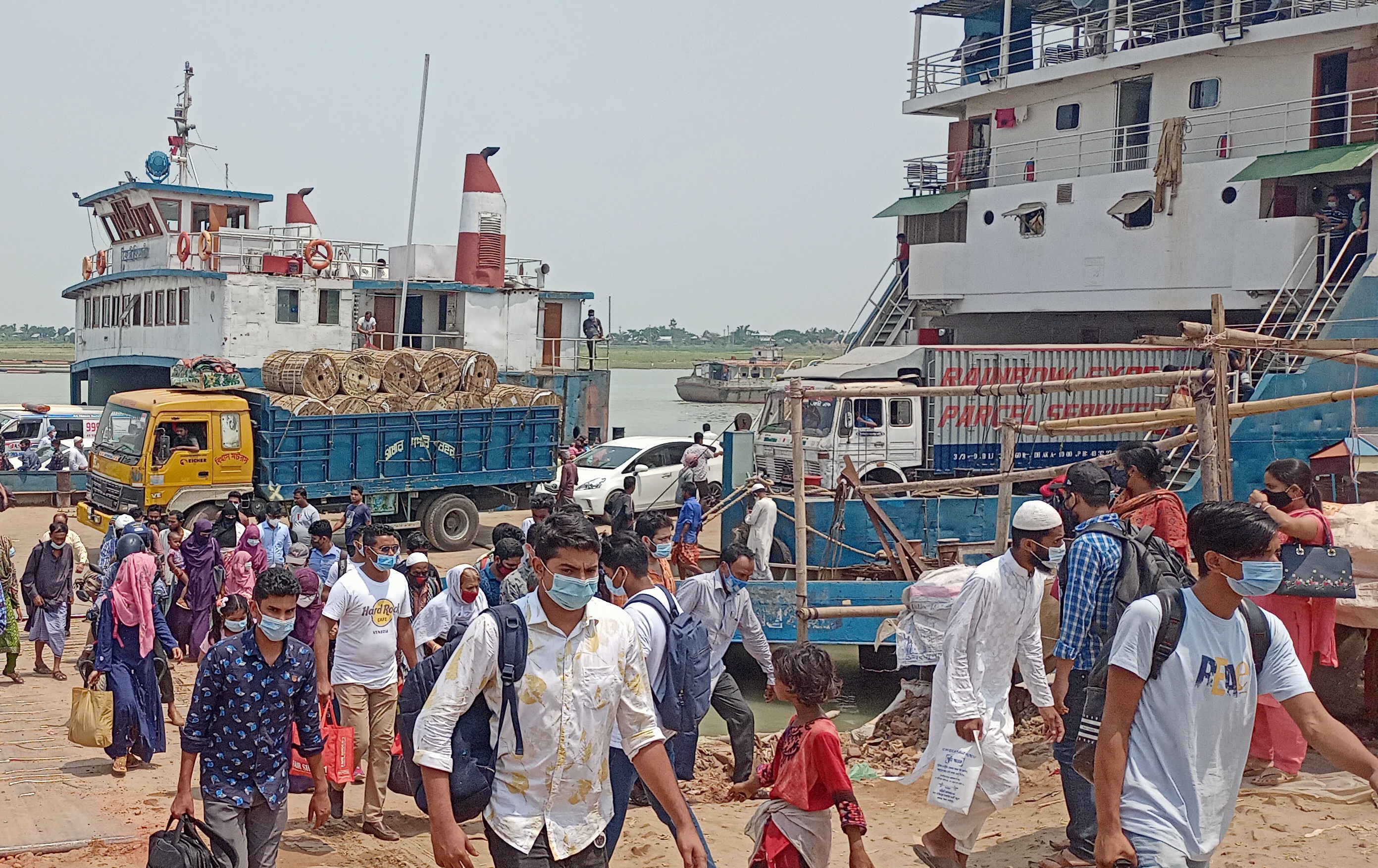 লঞ্চ ও স্পিডবোট বন্ধ, ফেরিতে উপচে পড়া ভিড়