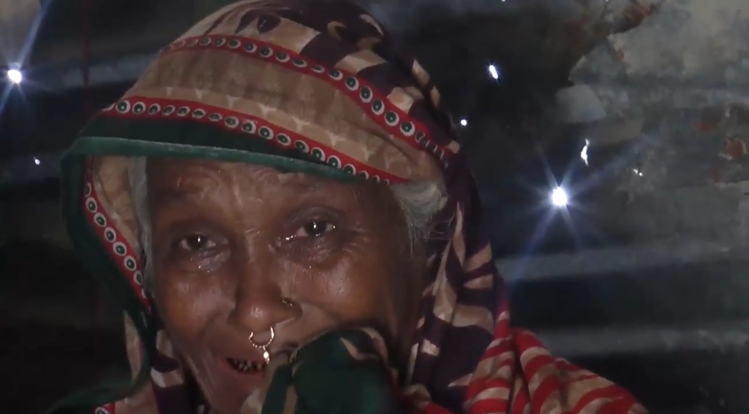 ‘মাডির লগে ঘর যে মিইশা গেছে!’