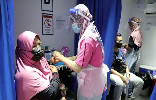 মালায়েশিয়ায় স্বাস্থ্যকর্মী করোনা পজিটিভ,  টিকাদান কার্যক্রম বন্ধ