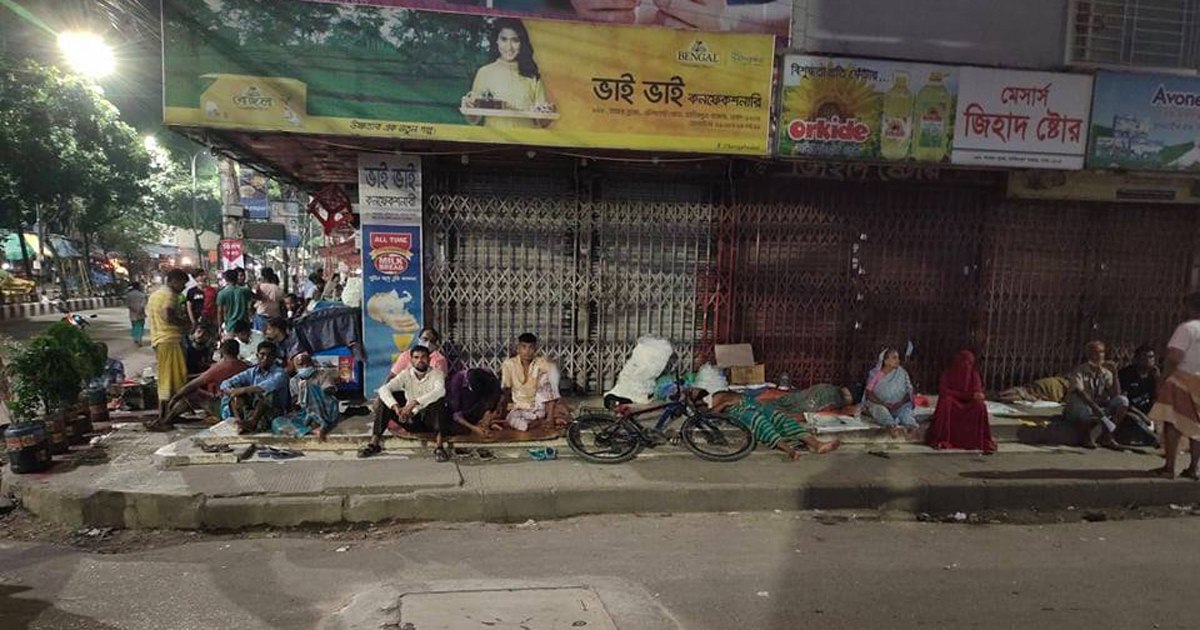 মডার্নার টিকা পেতে রাত থেকে কেন্দ্রে লাইন