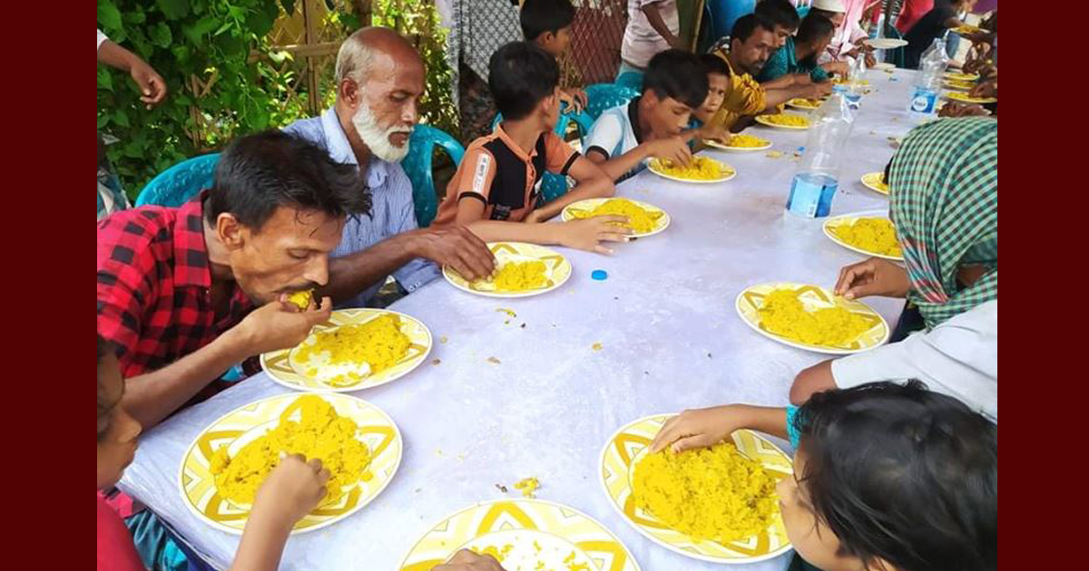 মেহমানখানায় খিচুড়ি খেয়ে আনন্দিত অনাহারীরা