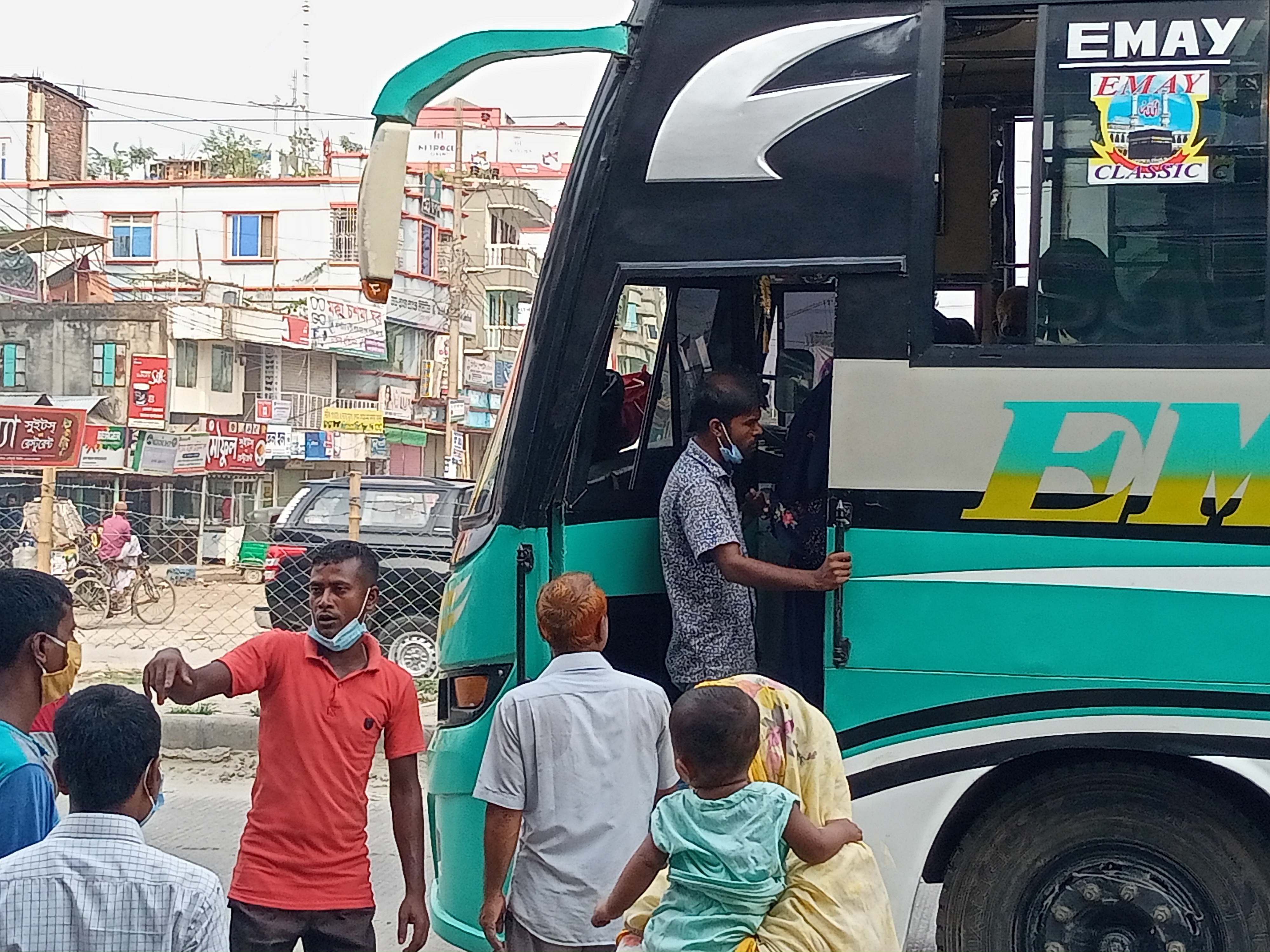 মহাসড়কের চিত্র এর উল্টো!