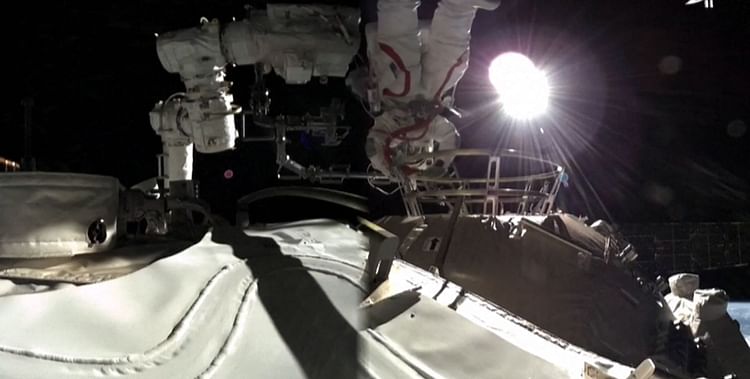 মহাশূন্যে হেঁটেছেন দুই নভোচারী