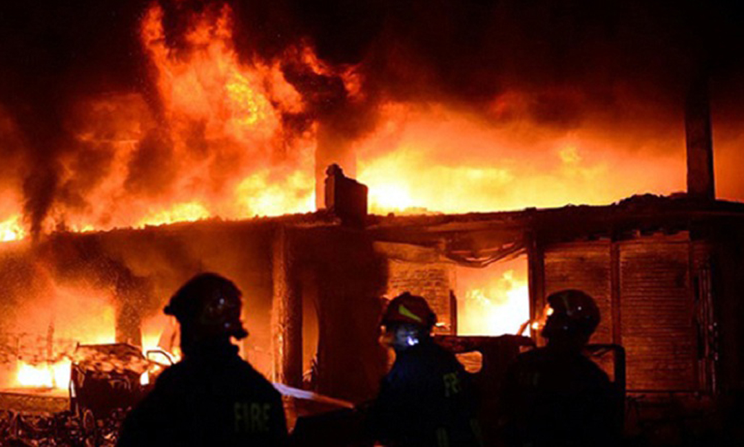 নারায়ণগঞ্জে ফ্যাক্টরিতে ভয়াবহ আগুন