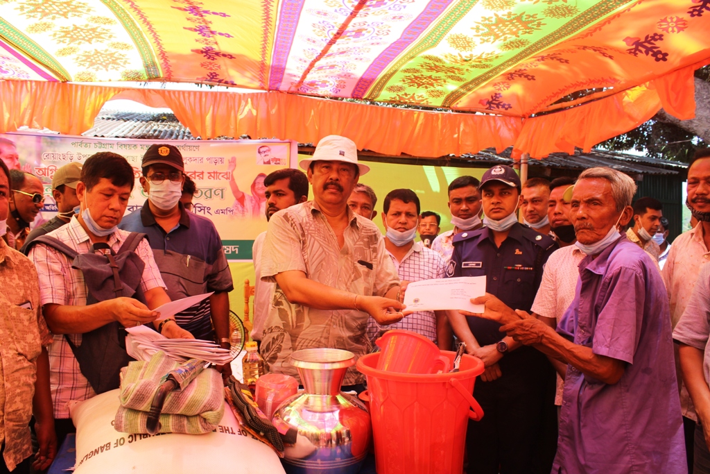 অগ্নিকাণ্ডে ক্ষতিগ্রস্তদের মাঝে ত্রাণ বিতরণ