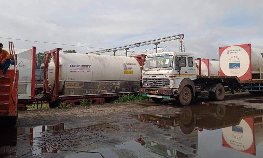 ভারতের অক্সিজেন এক্সপ্রেসে দেশে এলো অক্সিজেন