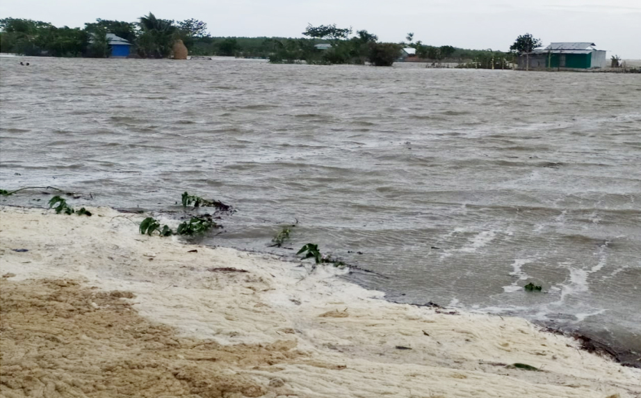 ইয়াস : পানিবন্দী হাতিয়ায় হাজার হাজার মানুষ