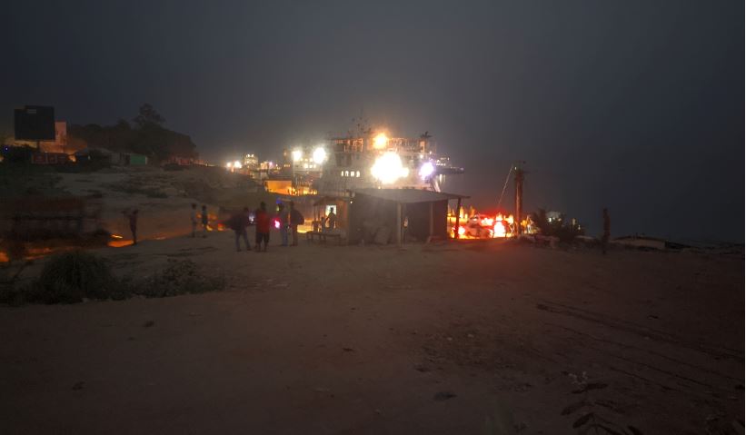 পাটুরিয়া দিয়ে রাতে চলছে পণ্যবাহী ট্রাক