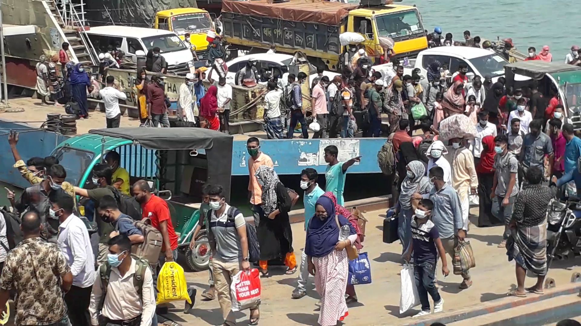 পাটুরিয়া-দৌলতদিয়ায় ঘরমুখো মানুষের চাপ