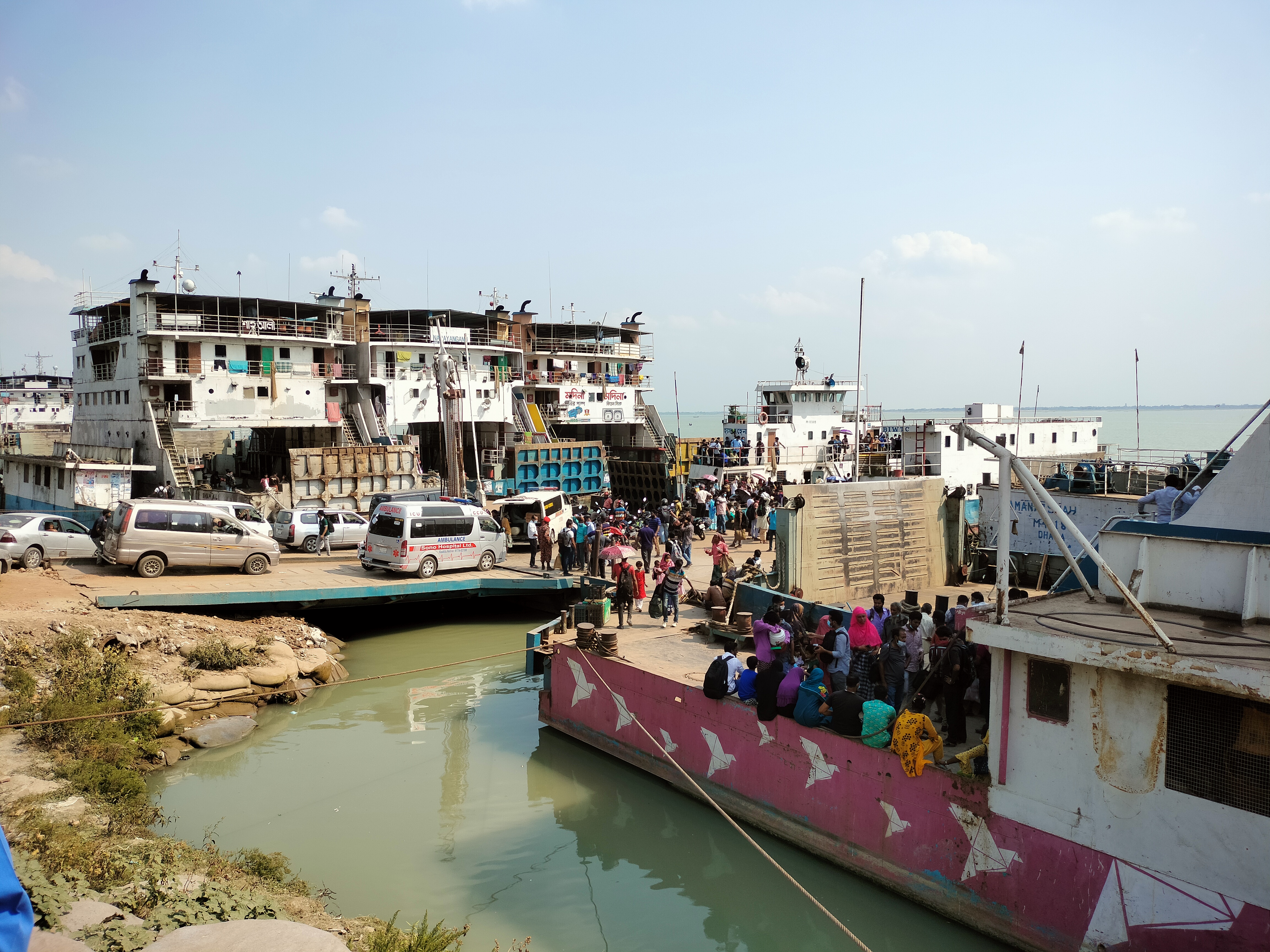 পাটুরিয়া-দৌলতদিয়ায় ফেরি চলাচল স্বাভাবিক, বেড়েছে ফেরির সংখ্যা