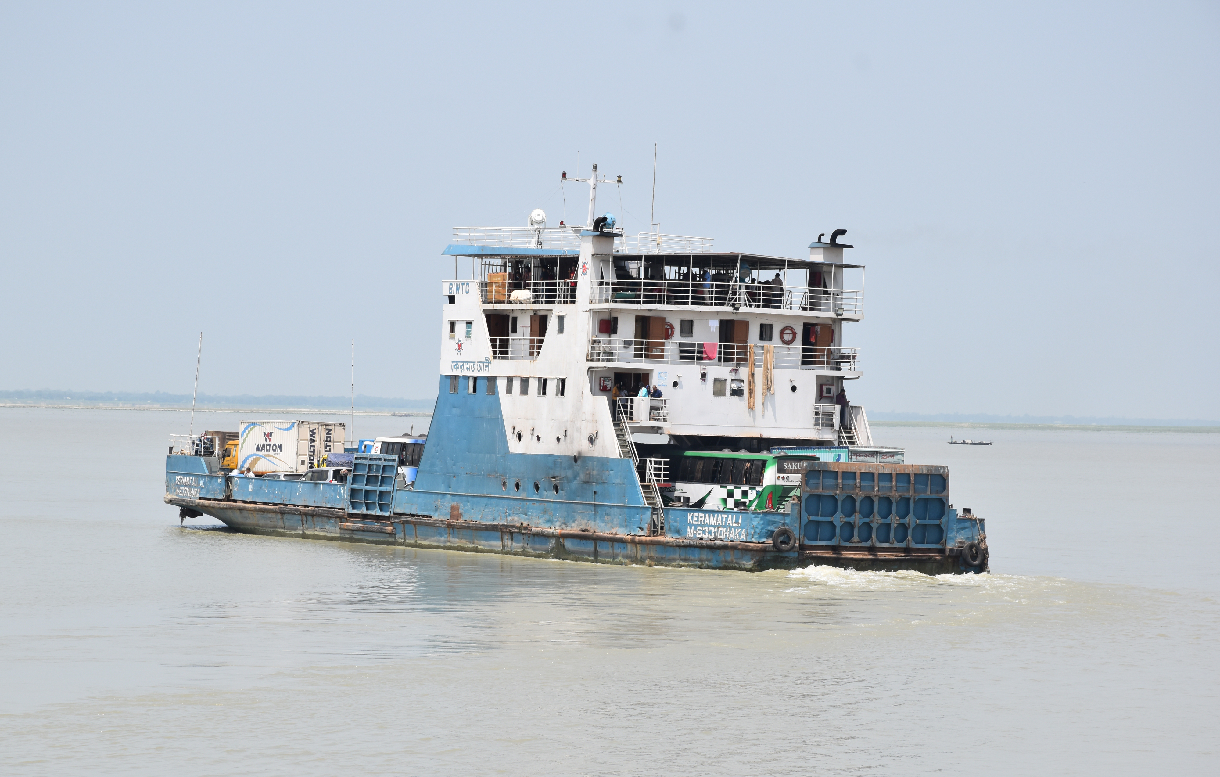 পাটুরিয়া ও আরিচায় সীমিত আকারে চলছে ফেরি