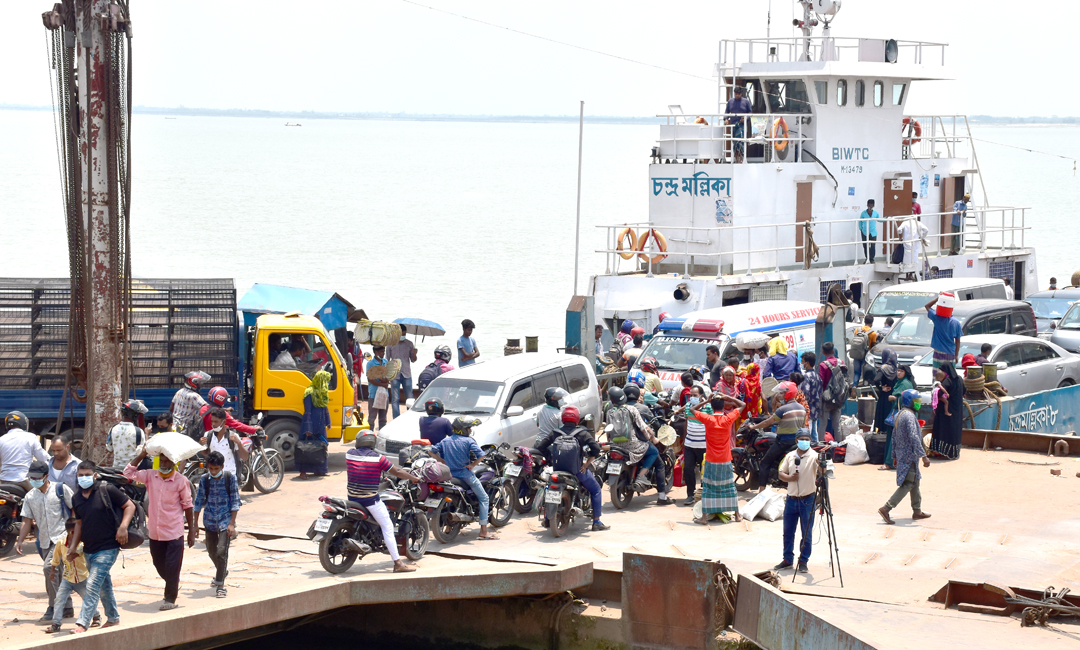 পাটুরিয়ায় বেড়েছে যাত্রীর চাপ