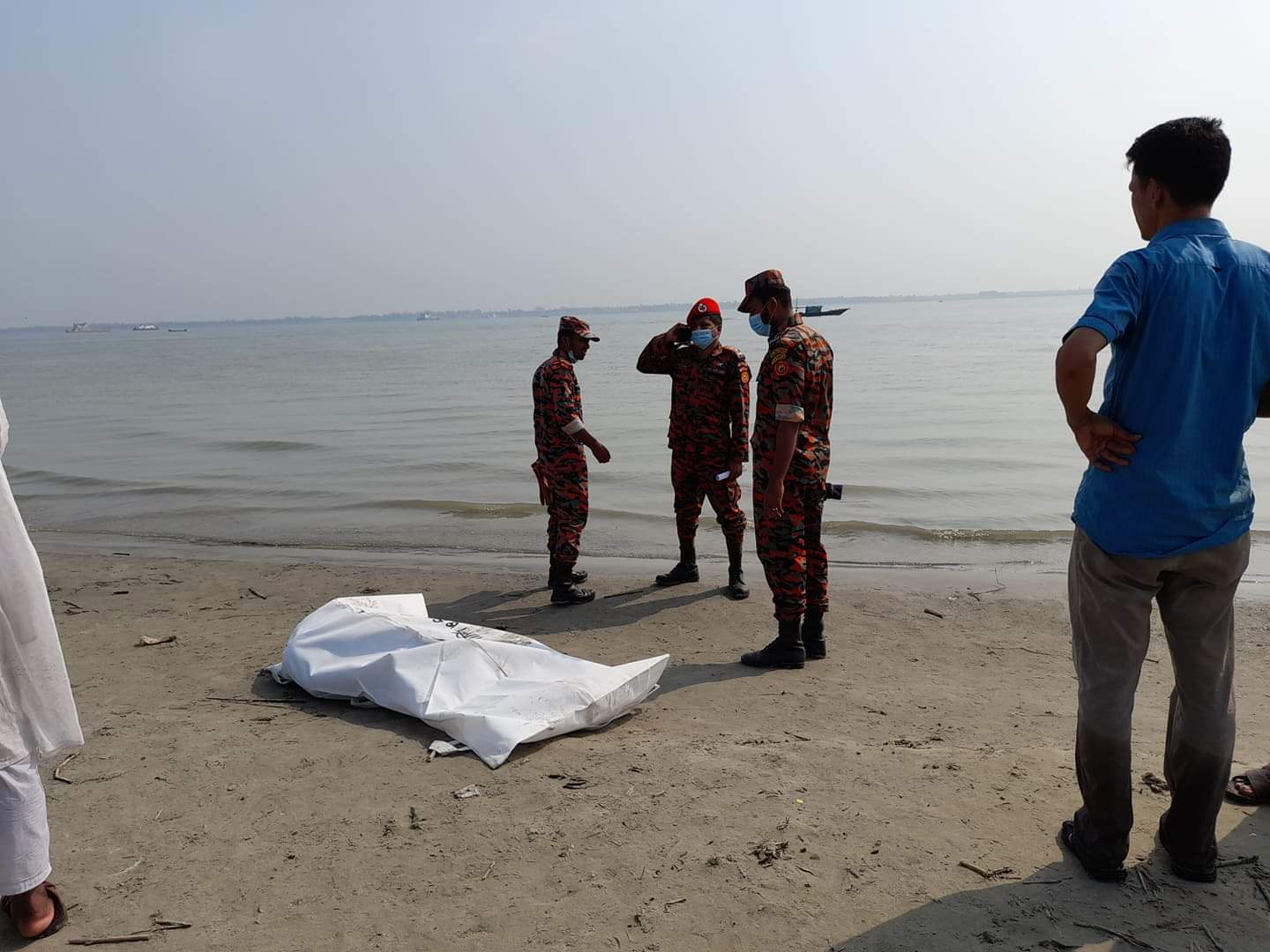 পদ্মায় ডুবে যাওয়া মাইক্রোবাসটির চালকের লাশ উদ্ধার