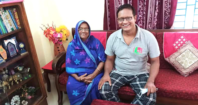 পিঠে সিলিন্ডার বেঁধে মাকে হাসপাতালে নিয়ে যাওয়া ছেলের করোনা জয়