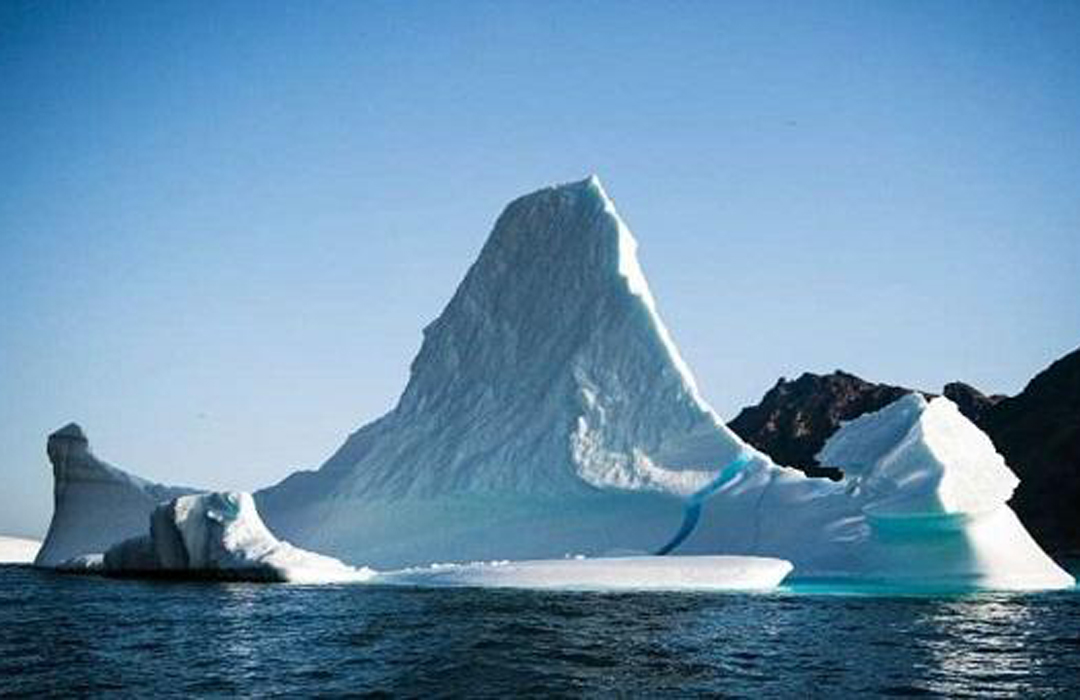 সাগরে ভাসছে পৃথিবীর সবচেয়ে বড় হিমশৈল