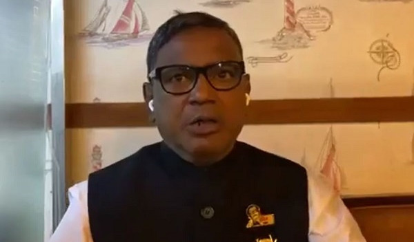 ‘সবাই আমায় পাগল বলে, কেউ কেউ বলে অর্বাচীন’