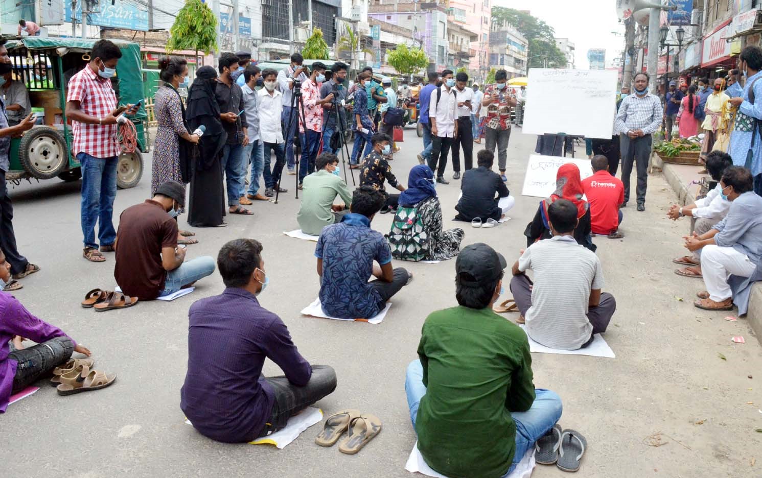 শিক্ষাপ্রতিষ্ঠান খোলার দাবিতে ক্লাস বসল রাজপথে
