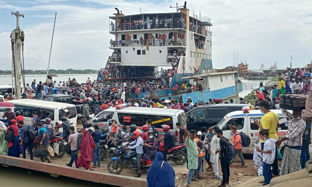 শিল্পকারখানা খোলার খবরে নৌরুটে ঢাকামুখী মানুষের ঢল