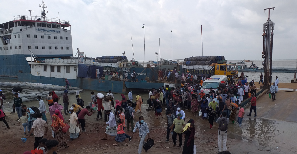 শিমুলিয়ায়-বাংলাবাজার ঘাটে বাড়ছে যাত্রীর চাপ