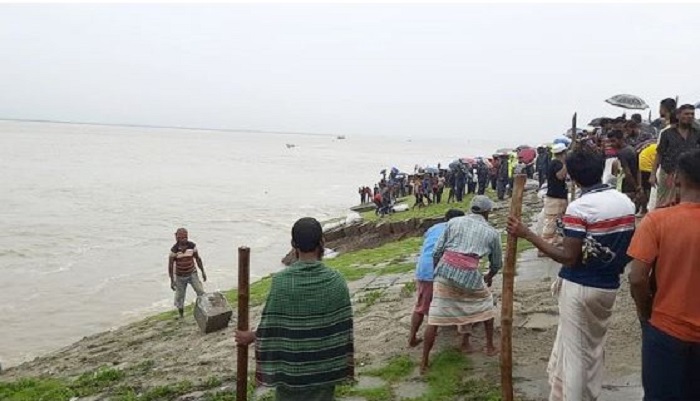 সিরাজগঞ্জে ধসে গেছে শহর রক্ষা বাঁধ