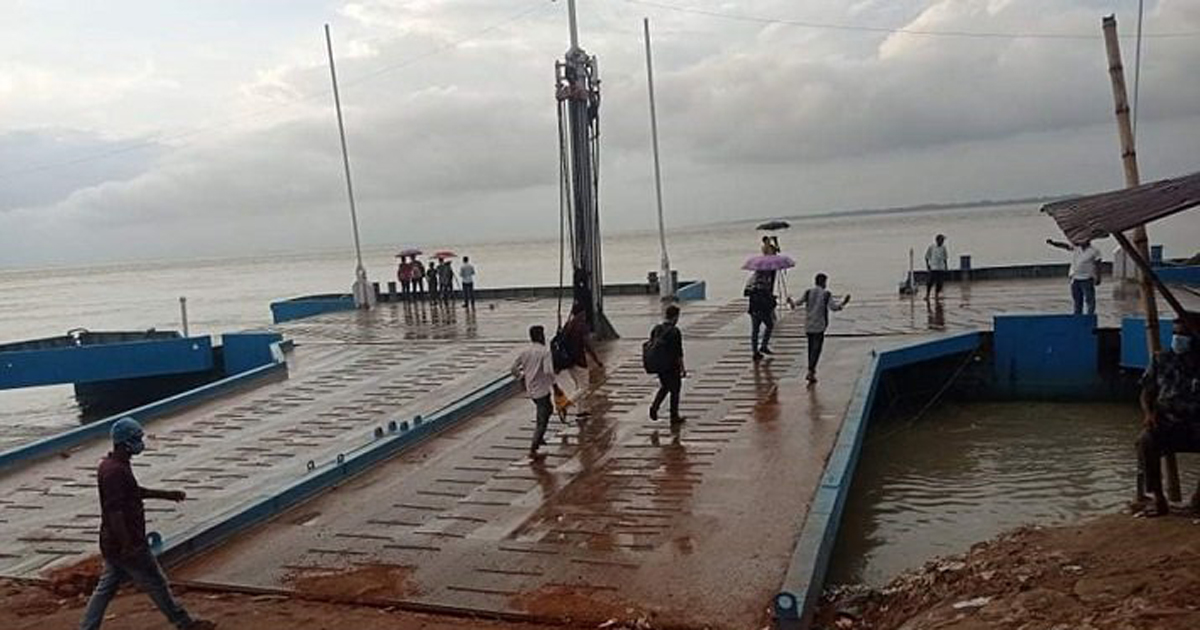 বাঁচার জন্য শিশুকে নিয়ে পদ্মায় ঝাঁপ দিলেন মা !