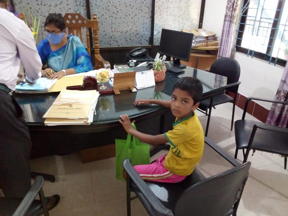 শিশুটি চাইলো ভিক্ষা, ইউএনও দিলেন মমতার পরশ