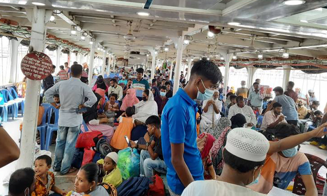 স্বাস্থ্যবিধির বালাই নেই লঞ্চে