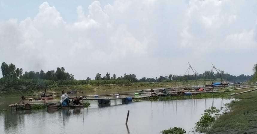 ভূমি অফিসের পিয়নের সঙ্গে আঁতাত করে অবৈধ বালু উত্তোলন