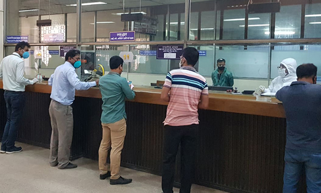তিন দিন পর সোমবার ব্যাংক খুলেছে