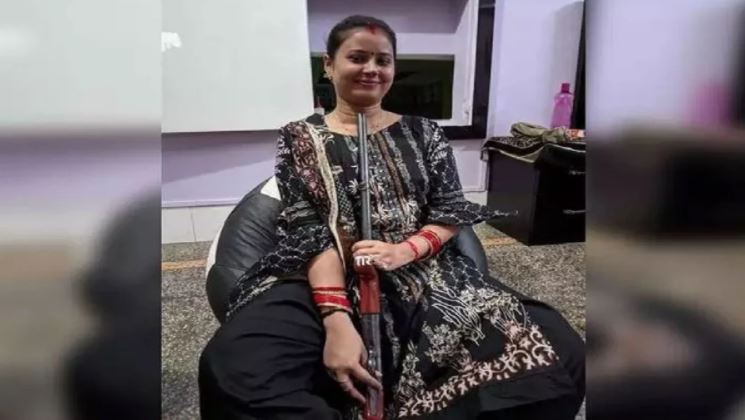 বন্দুক নিয়ে সেলফি তুলতে গিয়ে তরুণীর মৃত্যু