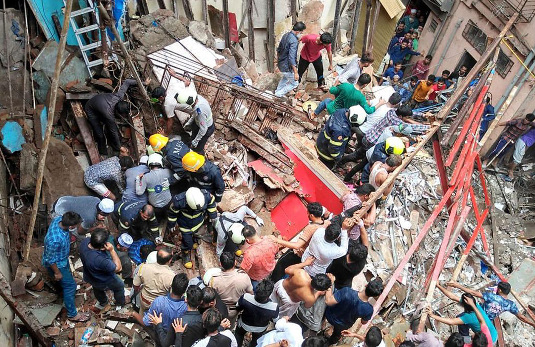 ভারতের মুম্বাইয়ে বাড়ি ধসে ১১ জনের মৃত্যু