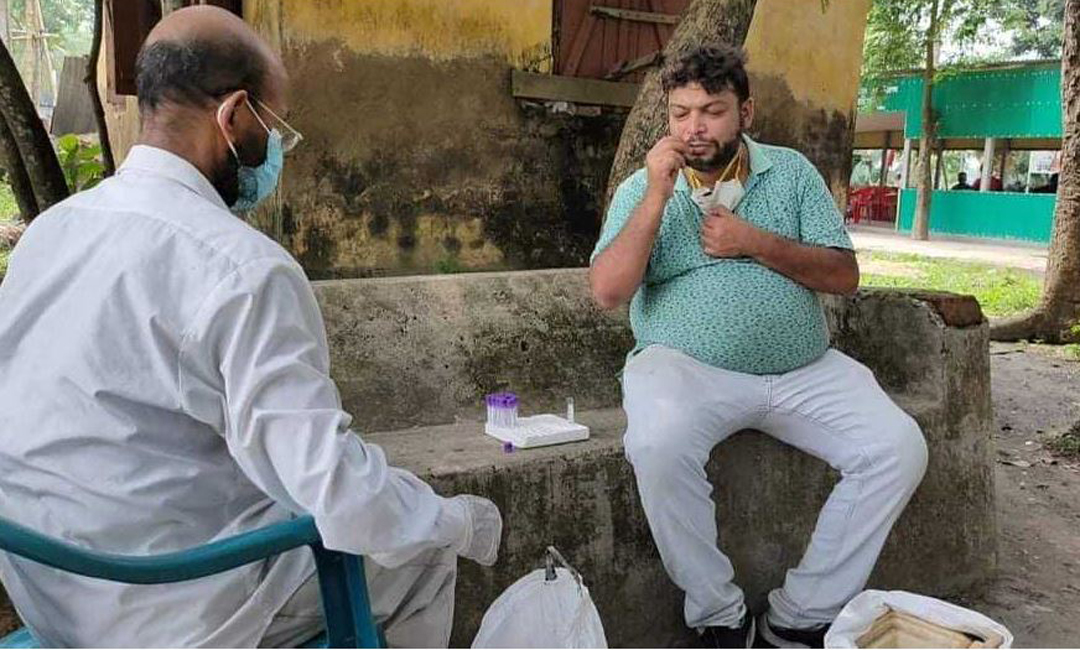ভারতফেরত যাত্রীরা নিজেই করছেন করোনা টেস্ট!