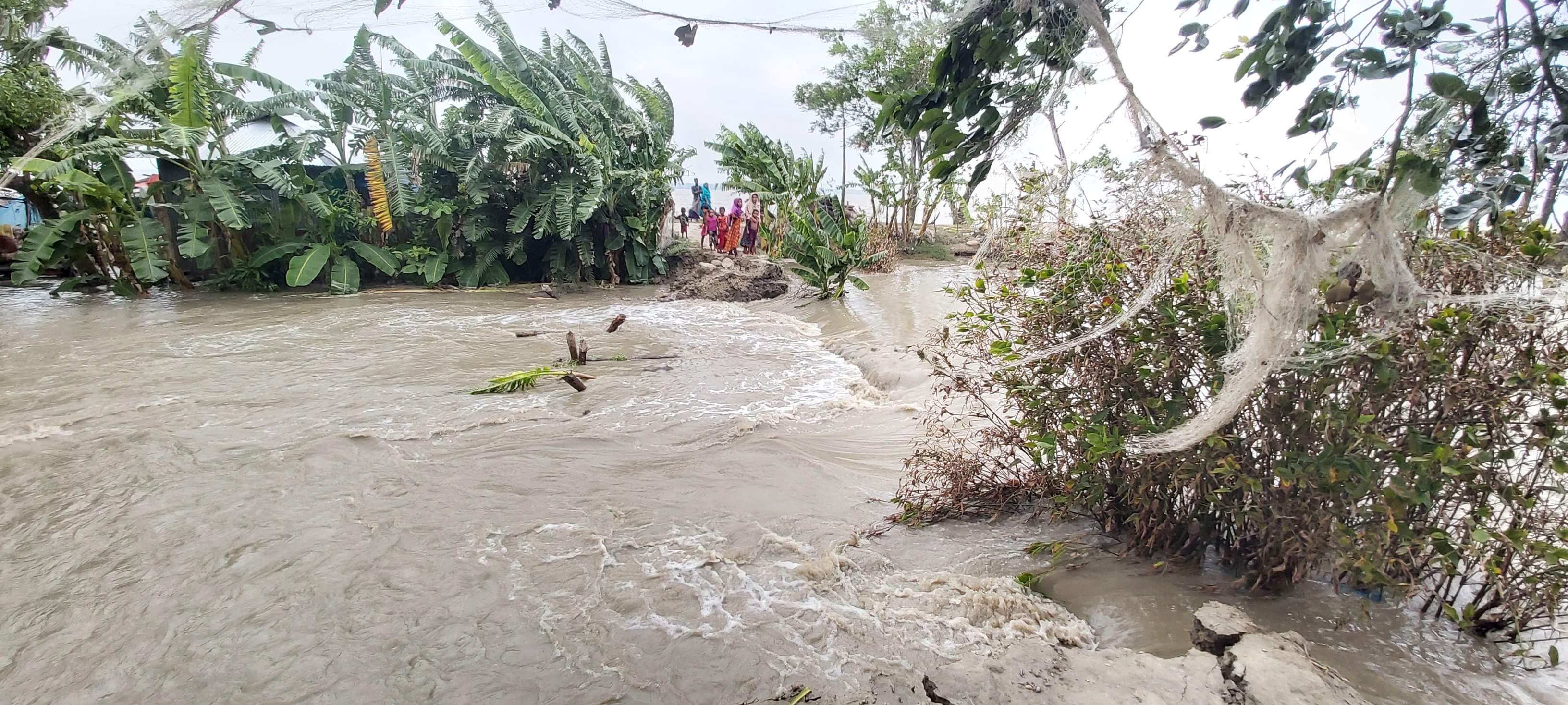 ইয়াস : ভেঙেছে মনপুরার নতুন বেড়িবাঁধ