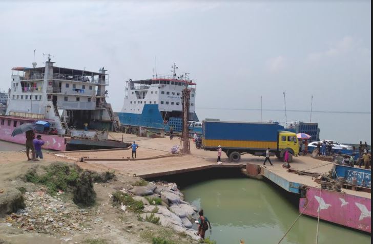 যাত্রীশূন্য পাটুরিয়া ফেরিঘাট